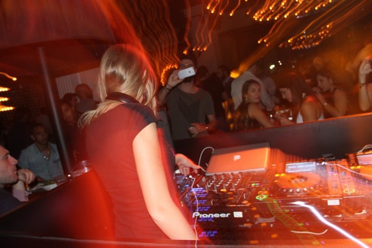 Nora En Pure LIVE at INDIE